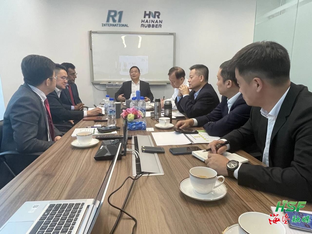 包洪文一行與R1公司座談交流。