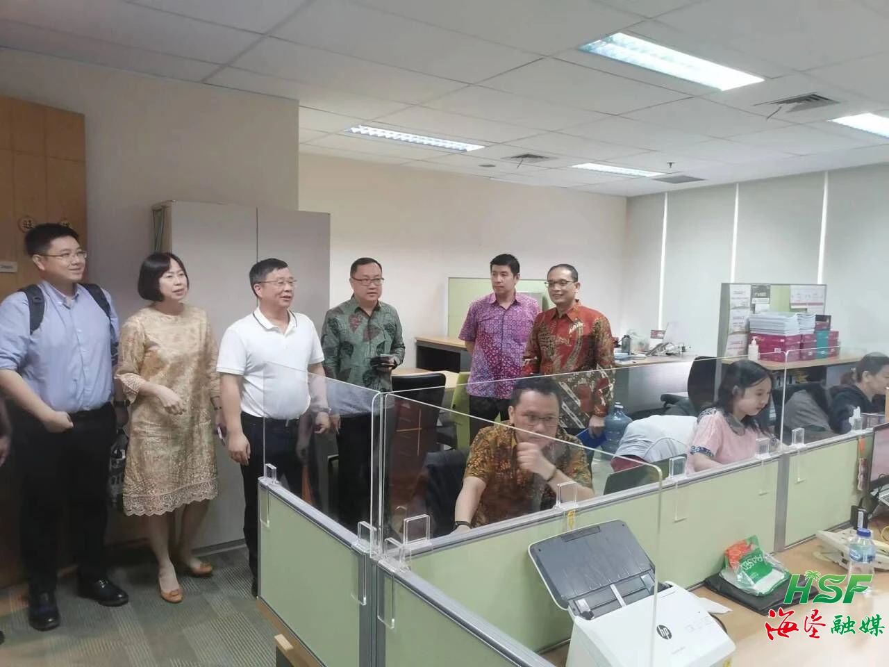 包洪文一行到KM公司調(diào)研。